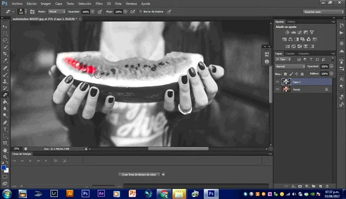 Borrar cuidadosamente las partes de la capa en blanco y negro para revelar el color de la capa inferior, creando el efecto splash.