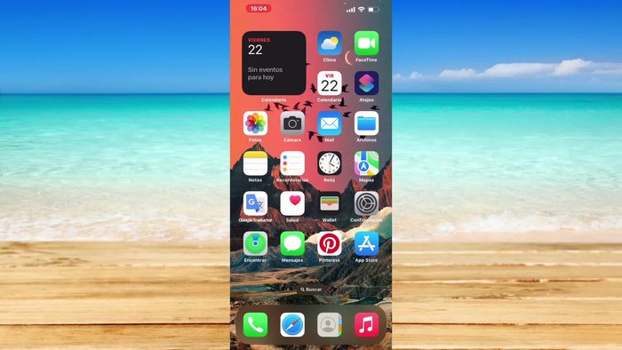 Presiona tu foto de perfil en la esquina superior derecha.