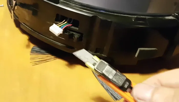 Prepara los materiales: Un cartón y lija de agua fina.