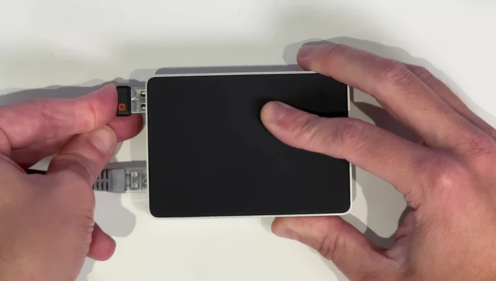 Configurar la Raspberry Pi (Idioma, zona horaria, teclado) desde `raspberry pi configuration`.