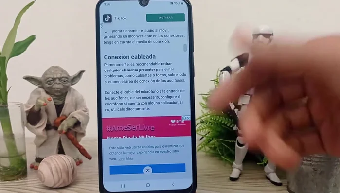 Retira cualquier protector del puerto de audífonos del iPhone.