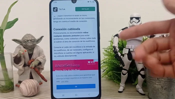 Conecta el cable del micrófono (o el adaptador si lo necesitas) al puerto de audífonos del iPhone.