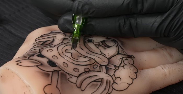 Difuminamos el tono oscuro de rosa con un movimiento de más a menos para crear el degradado.