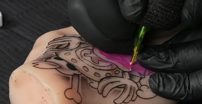 Aplicamos el tono claro de rosa, clavando ligeramente y soltando gradualmente para finalizar el degradado.