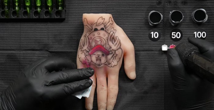 Aplicamos la mezcla de rosa y blanco, clavando de más a menos para crear la degradación final del highlight.