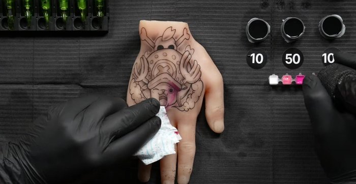 Aplicamos el tono medio de rosa, clavando más al principio y disminuyendo la presión a medida que avanzamos para crear el degradado.