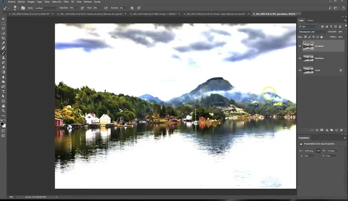Cambiar el modo de fusión de 'Pinceladas' a 'Sobreexponer color', invertirlo (Ctrl+I) y pintar con un pincel seco (opacidad baja, 10%) con negro sobre las áreas deseadas para simular pinceladas de acuarela.