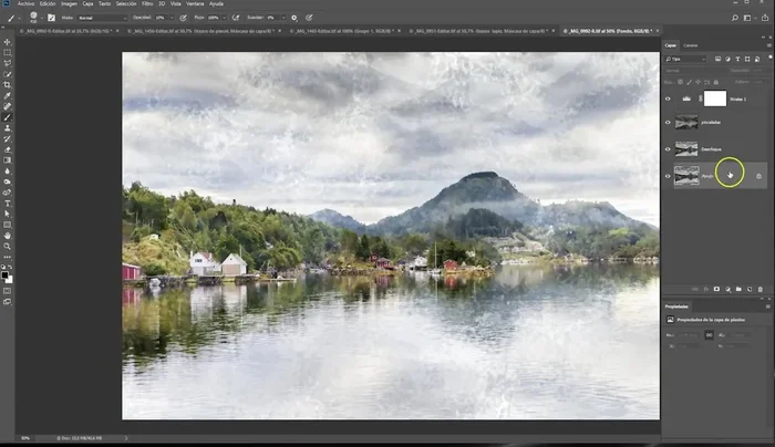 Renombrar la capa a 'Trazos Lápiz'. Aplicar el filtro 'Filtro > Galería de filtros > Estilizar > Bordes resplandecientes' con parámetros ajustados (ej: anchura 1, otros 15). Invertir la capa (Ctrl+I) y desaturarla (Mayús+Ctrl+U) para simular trazos de lápiz.