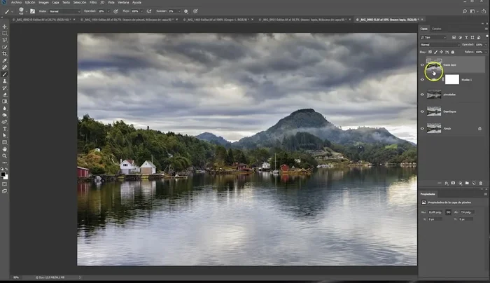 Renombrar la capa a 'Trazos Lápiz'. Aplicar el filtro 'Filtro > Galería de filtros > Estilizar > Bordes resplandecientes' con parámetros ajustados (ej: anchura 1, otros 15). Invertir la capa (Ctrl+I) y desaturarla (Mayús+Ctrl+U) para simular trazos de lápiz.