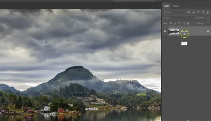 Aplicar el filtro 'Desenfocar > Desenfoque suavizado' con parámetros de radio y umbral ajustados según el tamaño de la imagen (ej: 10 y 20 respectivamente, calidad alta).