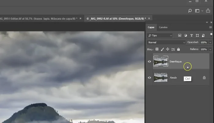 Cambiar el modo de fusión de 'Pinceladas' a 'Sobreexponer color', invertirlo (Ctrl+I) y pintar con un pincel seco (opacidad baja, 10%) con negro sobre las áreas deseadas para simular pinceladas de acuarela.