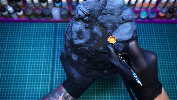 Marcar la textura de las rocas con un gris muy claro y pincel seco.