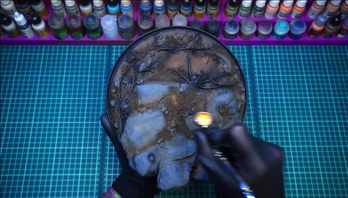 Marcar la textura de las rocas con un gris muy claro y pincel seco.