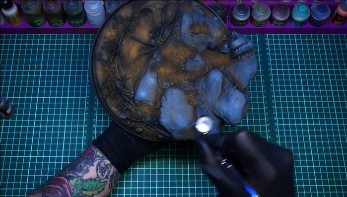 Marcar la textura de las rocas con un gris muy claro y pincel seco.