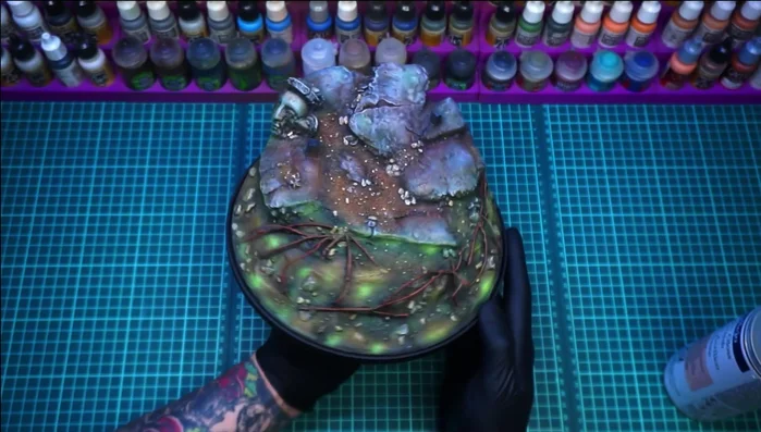 Aplicar una capa de barniz brillante y mate (en zonas específicas) para proteger el trabajo y preparar para el efecto agua.