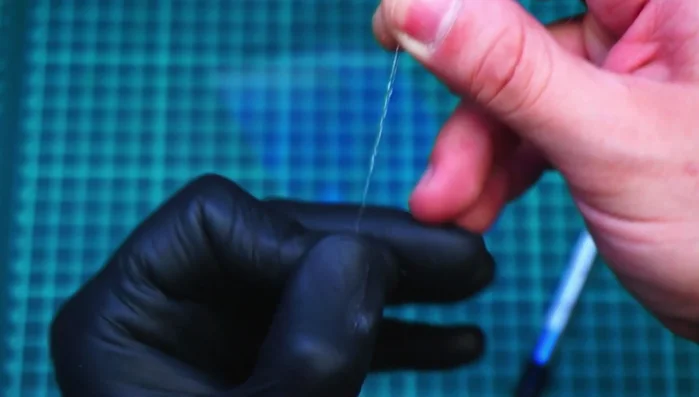 Crear soportes transparentes con resina transparente UV y un láser para los peces y otros detalles.