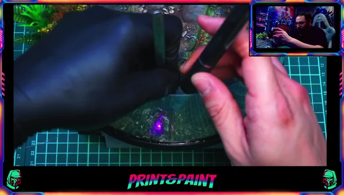 Colocar cuidadosamente los peces y otros detalles sobre los soportes, asegurándose de que la resina los cubra completamente.