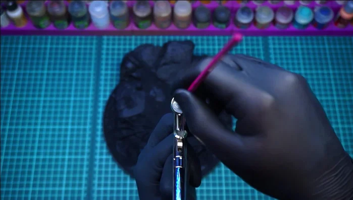 Marcar la textura de las rocas con un gris muy claro y pincel seco.