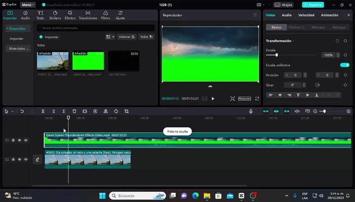 Colocar la pantalla verde debajo del video base en la línea de tiempo.