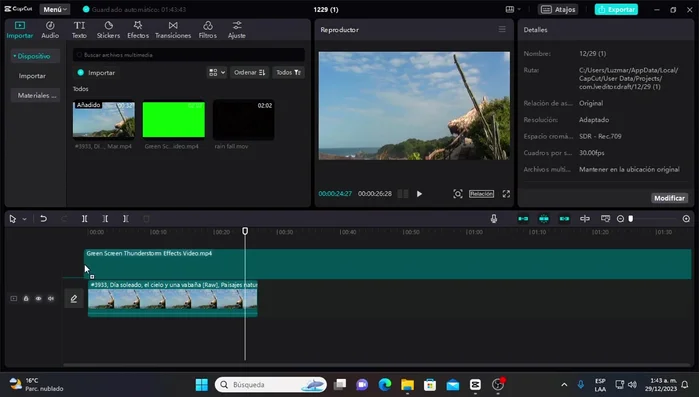 Colocar la pantalla verde debajo del video base en la línea de tiempo.