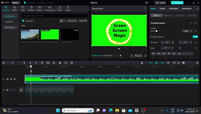 Colocar la pantalla verde debajo del video base en la línea de tiempo.