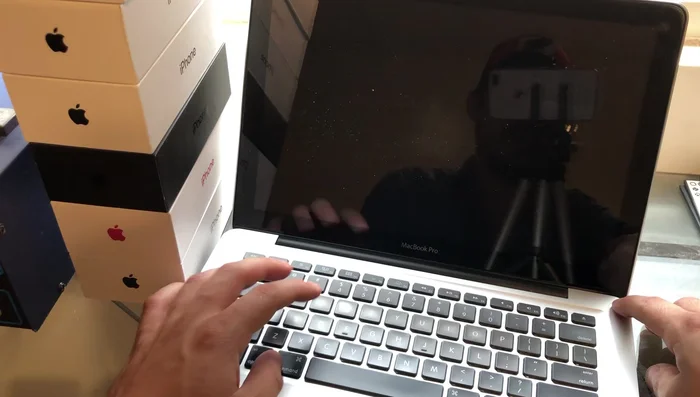 Presionar la tecla de encendido y simultáneamente mantener presionadas las teclas Comando + R hasta que aparezca el logo de Apple en la pantalla (aproximadamente 10 segundos).