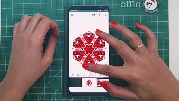 Ajustar el efecto caleidoscopio pellizcando la pantalla para cambiar el zoom y la posición.