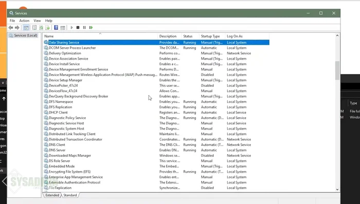 Detener el servicio de replicación DFS: En el controlador de dominio maestro (el que tiene las políticas actualizadas), detener el servicio de replicación DFS (services.msc).