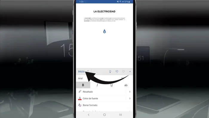 Para insertar una imagen, utiliza la opción 'Insertar' en el menú, selecciona 'Imágenes' y elige la imagen que deseas agregar. Puedes recortarla usando la opción 'Recortar' en la pestaña de la imagen.