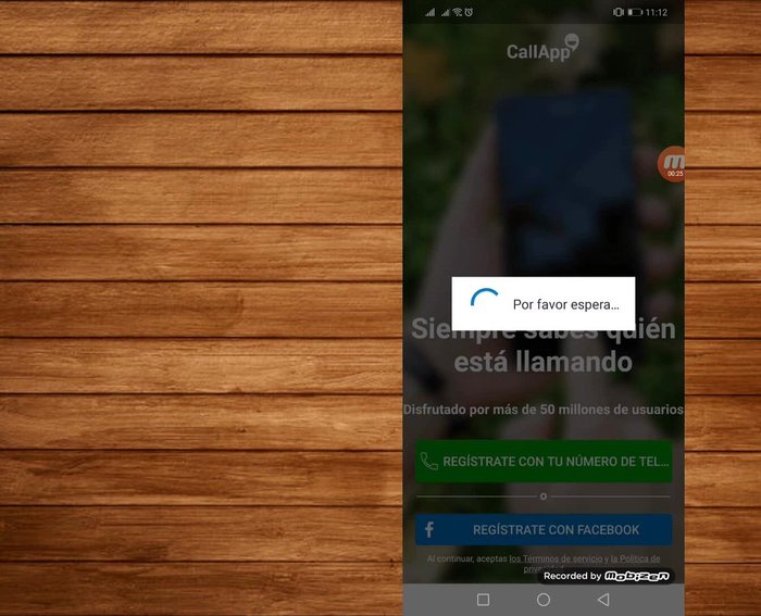 Regístrate en la aplicación. Puedes hacerlo con tu número de teléfono o con tu cuenta de Facebook. (0:20)