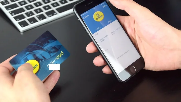 Introduce el número de tu tarjeta manualmente o escanea el código QR si está disponible.
