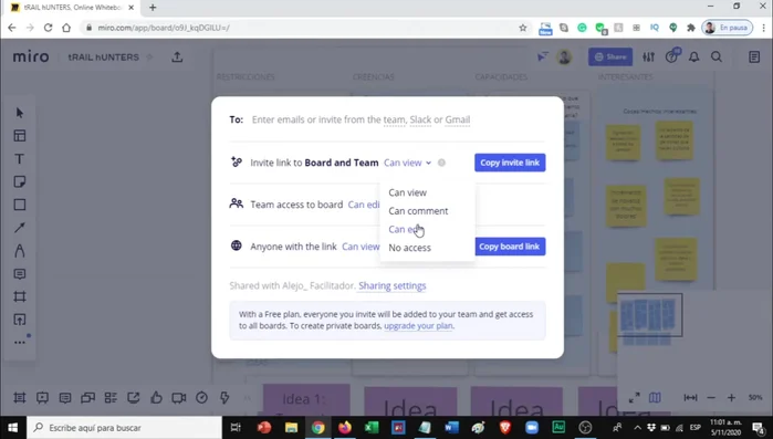 Selecciona la opción 'Invite to board' (o similar, dependiendo de la interfaz).