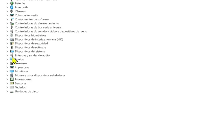 Busca 'Entradas y salidas de audio'. Si hay alguna entrada o salida con una flecha hacia abajo (desactivada), haz clic derecho y selecciona 'Activar'.