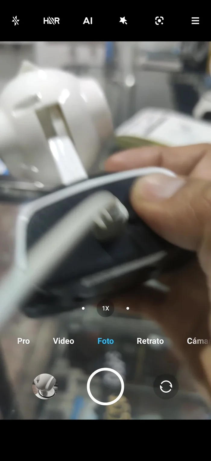 Mantén presionado el botón de reset hasta que la cámara emita un sonido que indica que está en modo Access Point (punto de acceso). Escucha atentamente el audio de la cámara; el mensaje "Access Point ready" significa que está lista para la configuración.