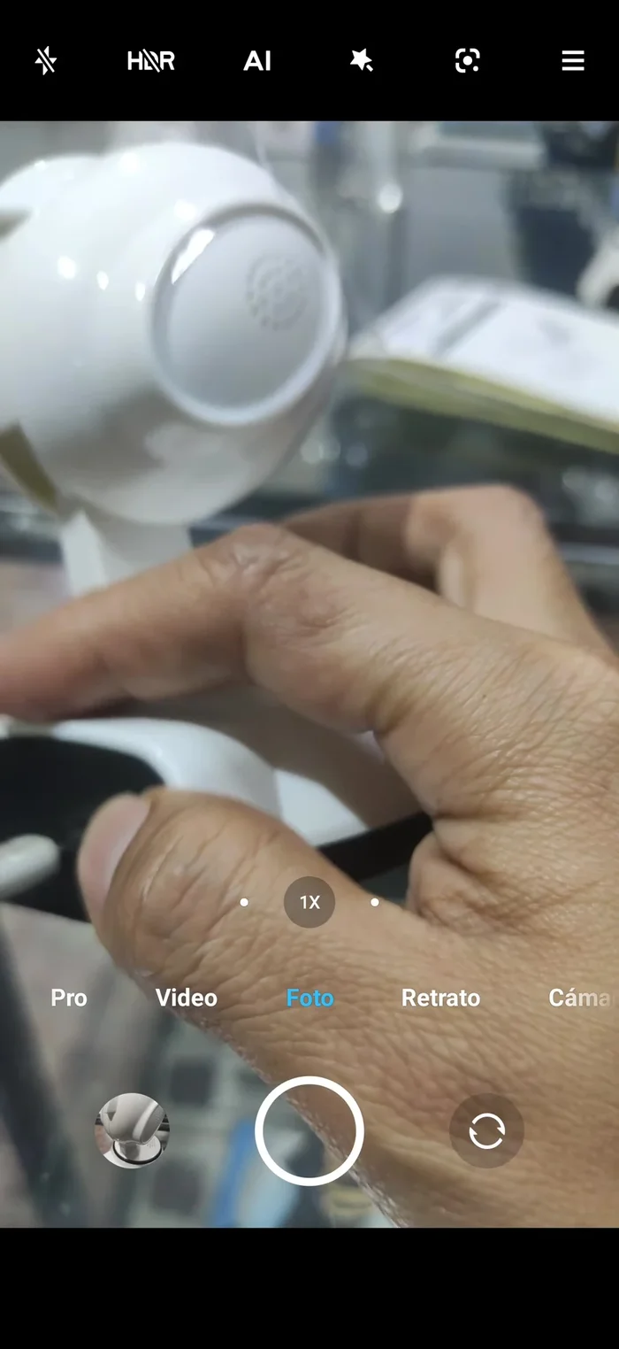 Mantén presionado el botón de reset hasta que la cámara emita un sonido que indica que está en modo Access Point (punto de acceso). Escucha atentamente el audio de la cámara; el mensaje "Access Point ready" significa que está lista para la configuración.