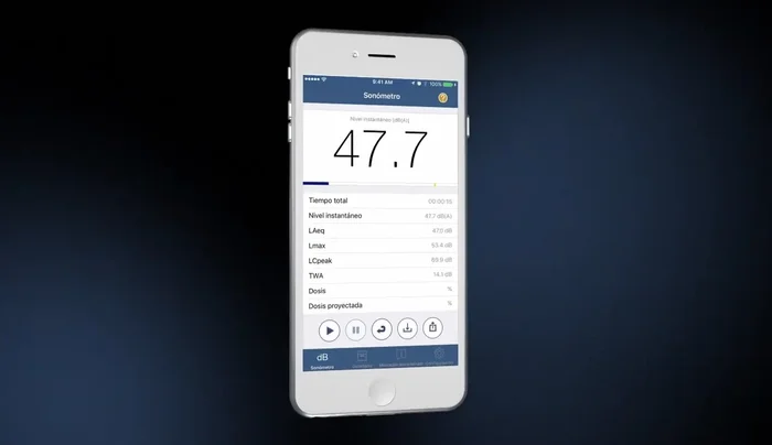 Observa las lecturas en decibeles (dB) con ponderación A para evaluar el nivel de ruido en tu entorno laboral.