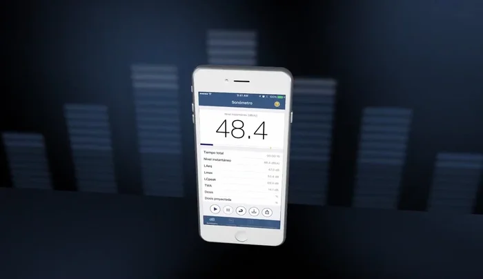 Observa las lecturas en decibeles (dB) con ponderación A para evaluar el nivel de ruido en tu entorno laboral.