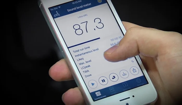 Observa las lecturas en decibeles (dB) con ponderación A para evaluar el nivel de ruido en tu entorno laboral.