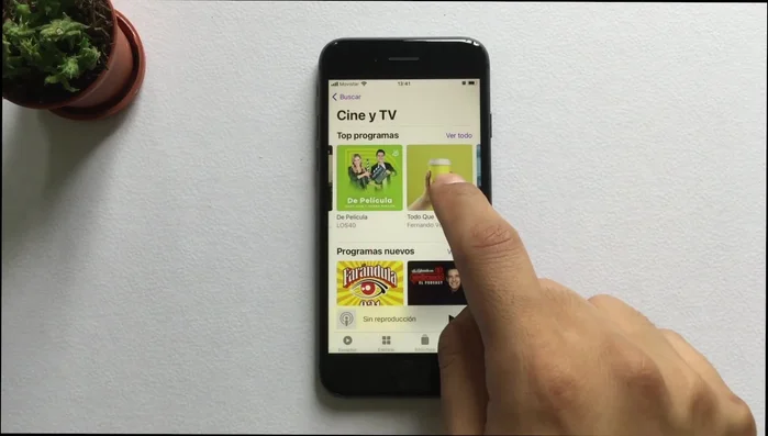 Presiona 'Reproducir' para activar el reproductor de medios. Puedes controlar la reproducción (pausar, adelantar, retroceder) desde la barra inferior.