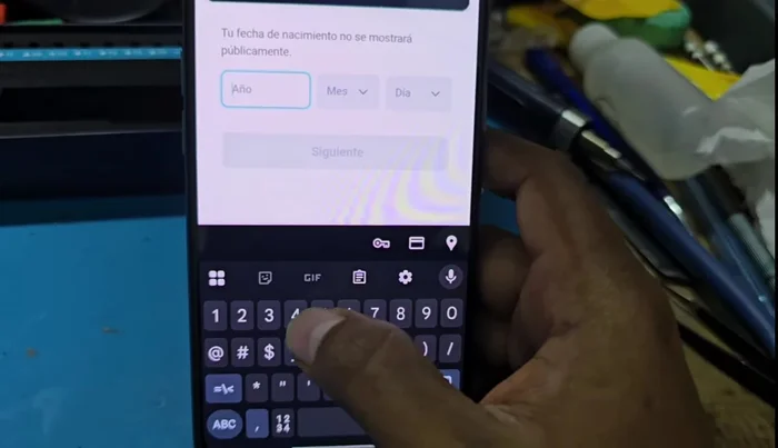 Verifica tu correo electrónico temporal para obtener el código de verificación.