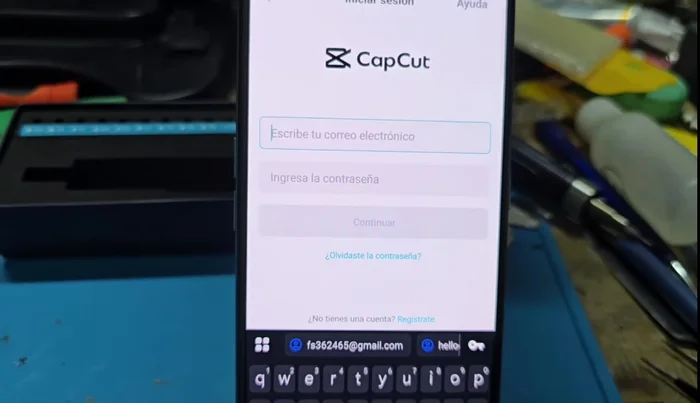 Inicia sesión en CapCut usando el correo electrónico y la contraseña que creaste.