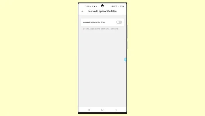 (Opcional) Oculta la aplicación cambiando el ícono y el nombre por uno menos sospechoso, como el de un reloj o calendario. Ve a Ajustes > Avanzado > Icono de aplicación falsa y selecciona un ícono.