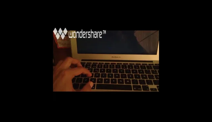 Encender el computador y, cuando la pantalla esté blanca, escuchar el comando 'e' y presionar Enter.