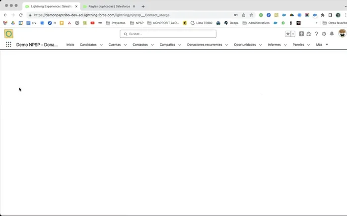 Acceder al gestor de aplicaciones de Salesforce y buscar la opción "Combinar contactos".