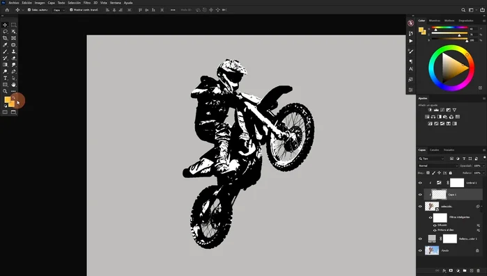 Crear una máscara de recorte sobre la capa con el filtro aplicado. Usar un pincel con opacidad baja (alrededor del 10%) para refinar los detalles, pintando con blanco para mostrar y negro para ocultar.