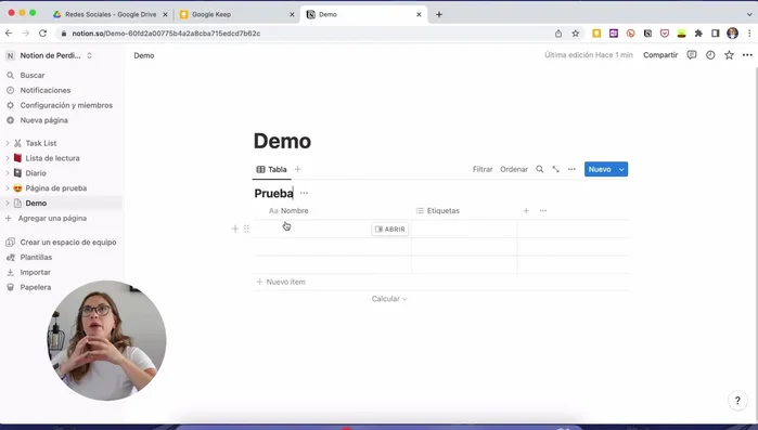 Utilizar propiedades como 'Nombre', 'Etiquetas', 'Número' (con formato de barra para progreso visual), 'Estado' (personalizable y con estado predeterminado), 'Fecha' (con opciones de fecha relativa para flexibilidad), 'Personas' (para colaboración), 'Archivos y multimedia', 'Casilla' (para check), 'URL', 'Correo electrónico', y 'Teléfono'.