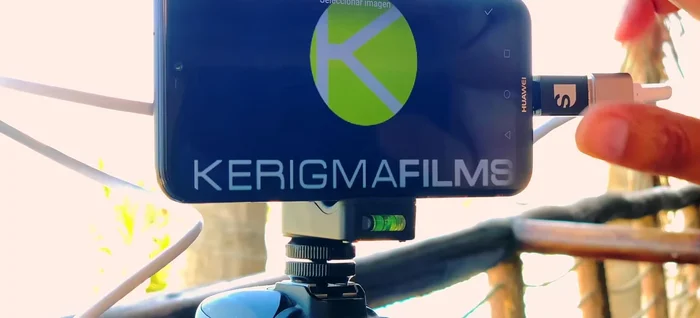 Añadir un logo o texto personalizado a la transmisión.