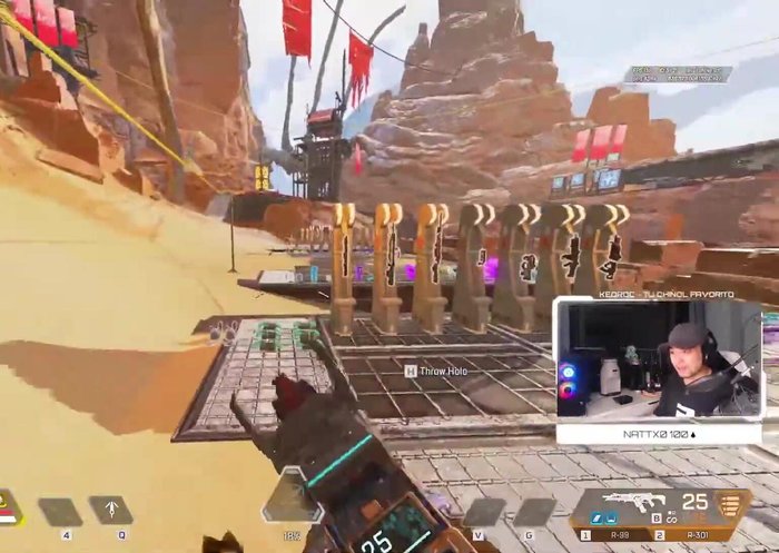 Combina el gancho con saltos y movimientos impredecibles para superar obstáculos y confundir al enemigo.