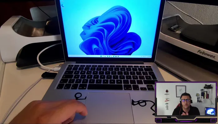 Actualizar Windows: Una vez con internet, ejecuta Windows Update para descargar e instalar los controladores de la tarjeta de red wifi. Después de esto, podrás conectarte a internet sin usar tu teléfono.