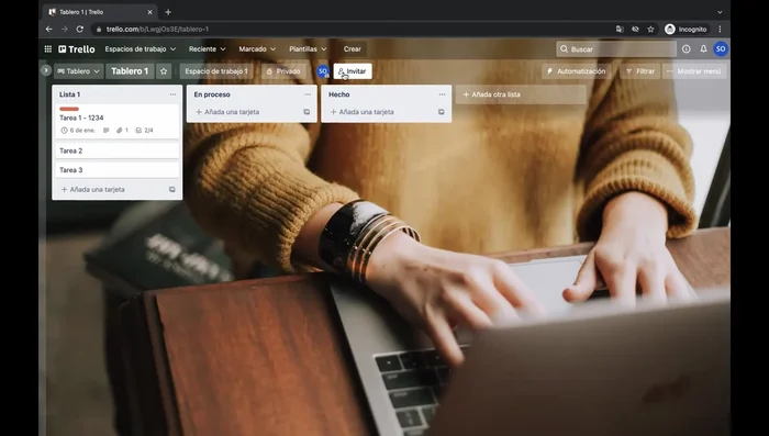 Invita a colaboradores a tu tablero usando correos electrónicos o un enlace compartido.